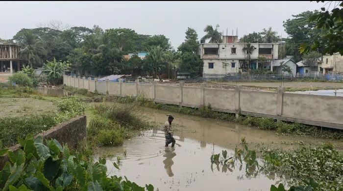 দখল আর ভরাটের মহাউৎসব : তিন গ্রামের কৃষকরা বিপাকে, চান্দিনায় ভরপুর খালে হাঁটু পানি